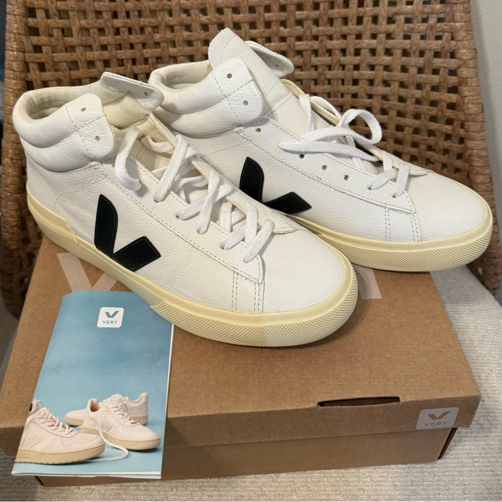 Vert Minotaur Leather Sneaker in Extra White/Black sz 41EU/9.5US/39BR